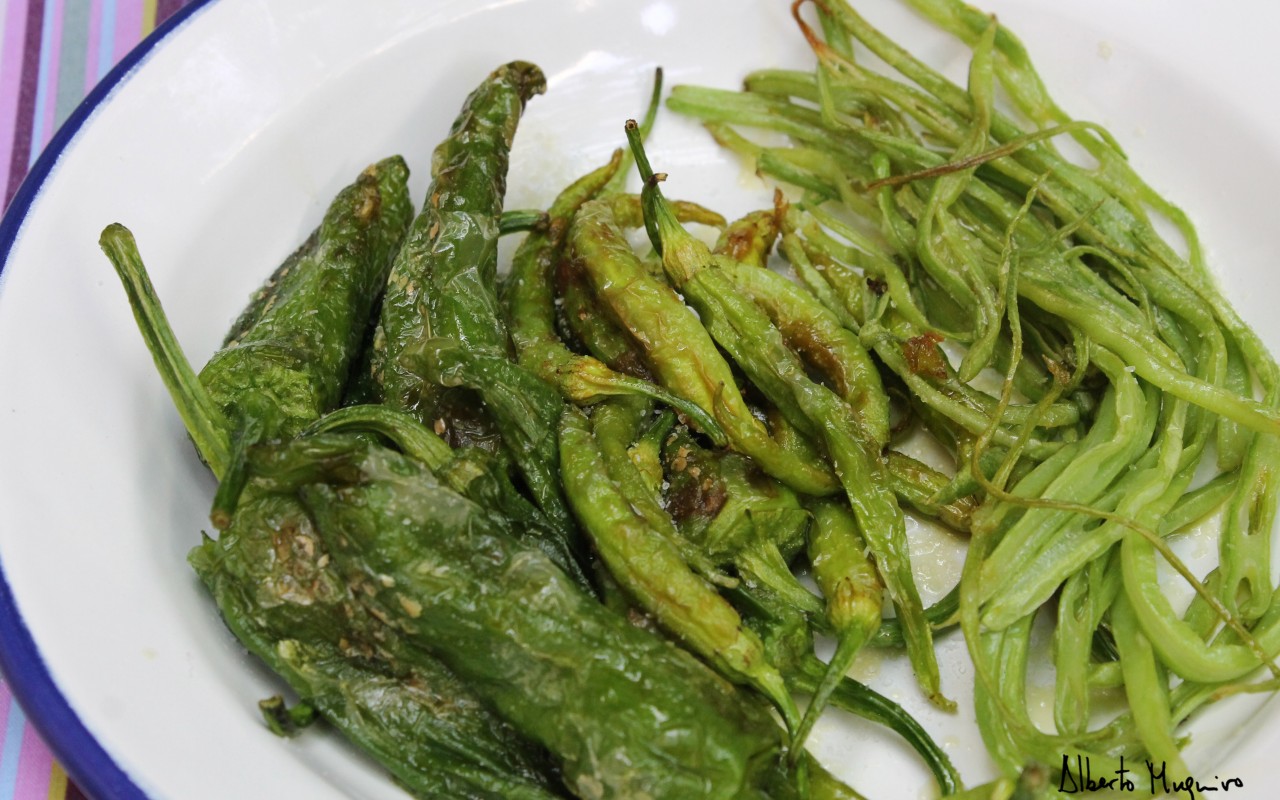 Pimientos, judías y piparras